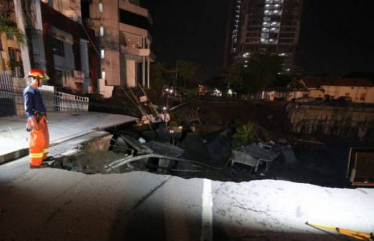 Polisi Periksa Lima Pekerja Terkait Jalan Ambles