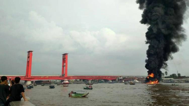 Kapal BBM Meledak di Bawah Jembatan Ampera