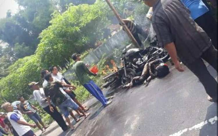 Adu Kambing, Dua Pengendara Motor Terbakar di TKP