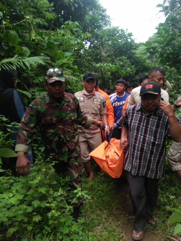 Isak Tangis Keluarga Sambut Kedatangan Mayat Nenek Aminah