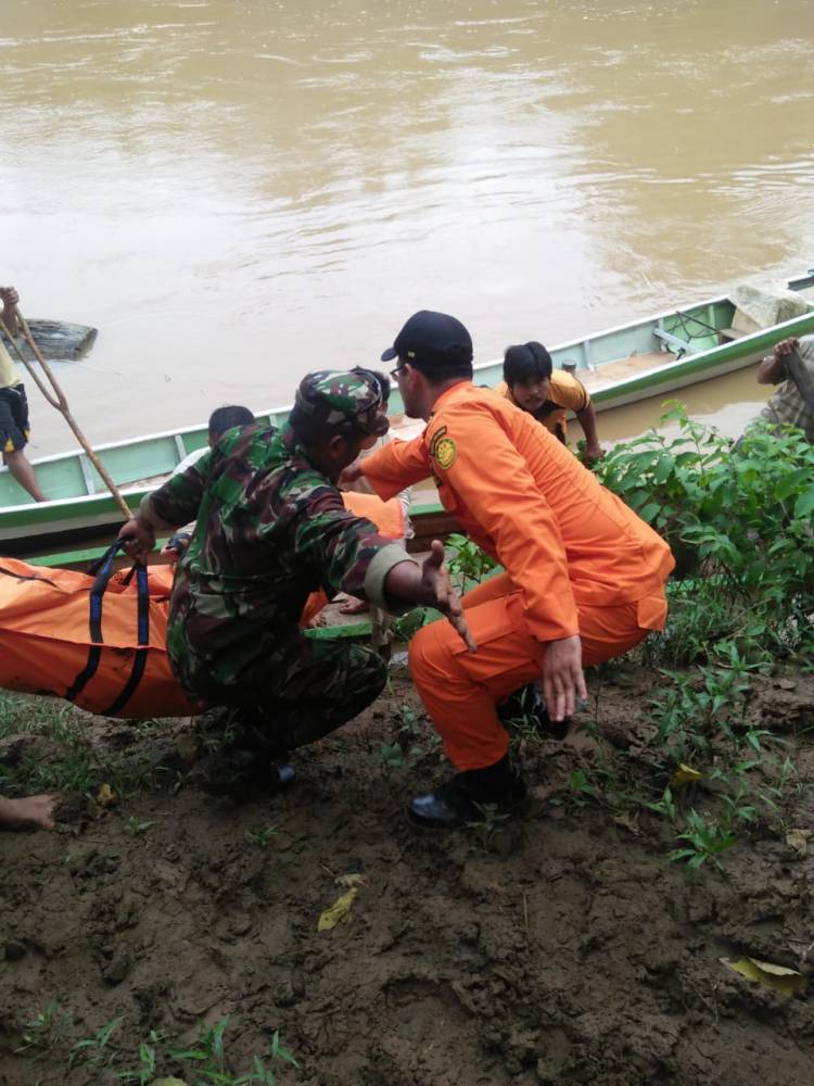 Isak Tangis Keluarga Sambut Kedatangan Mayat Nenek Aminah