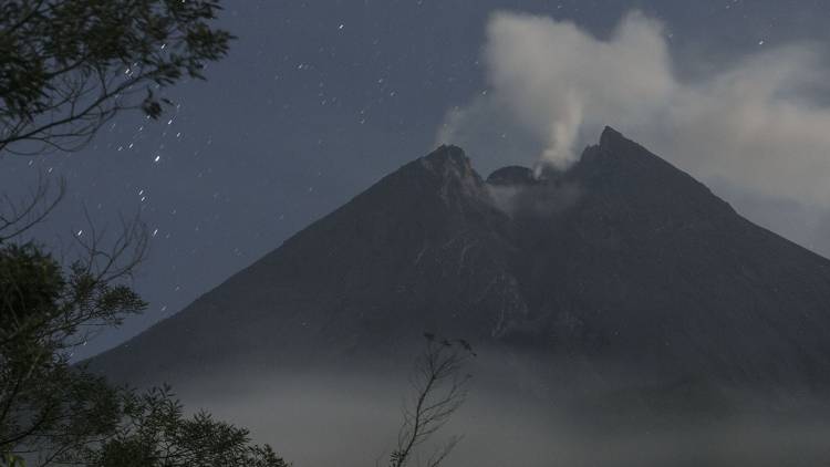 Merapi Lontarkan Muntahkan Lava Jumat