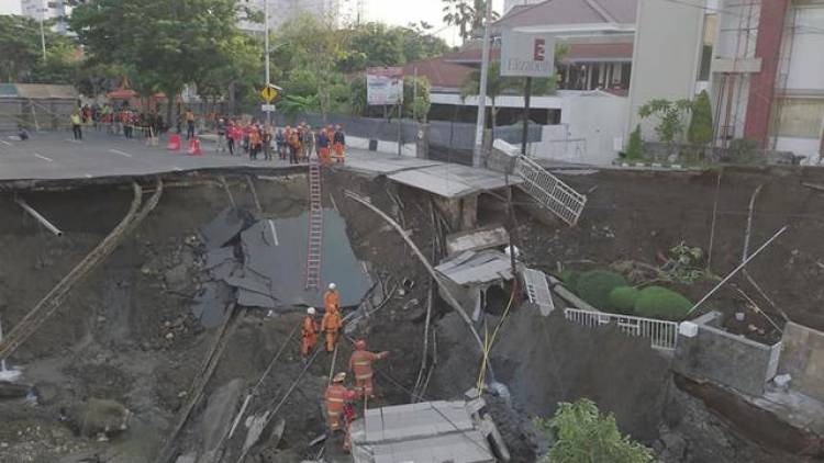 RS Siloam: Kami Tidak Terlibat, Jalan Amblas Surabaya Tanggung Jawab Pemilik Gedung