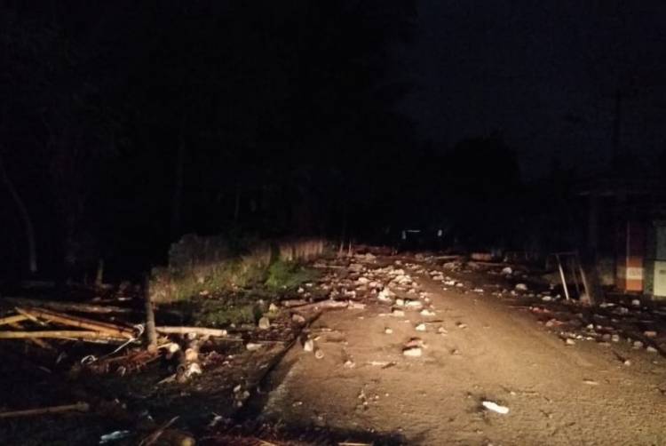 Warga Panimbang Panik Berlarian Gelombang Pasang Air Laut Naik