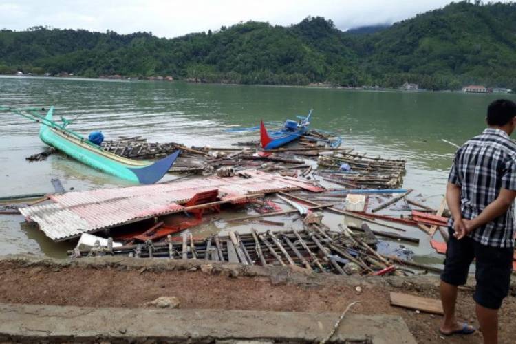 12 Mahasiswa Undip dan Masyarakat Pulau Legundi Telah Dievakuasi