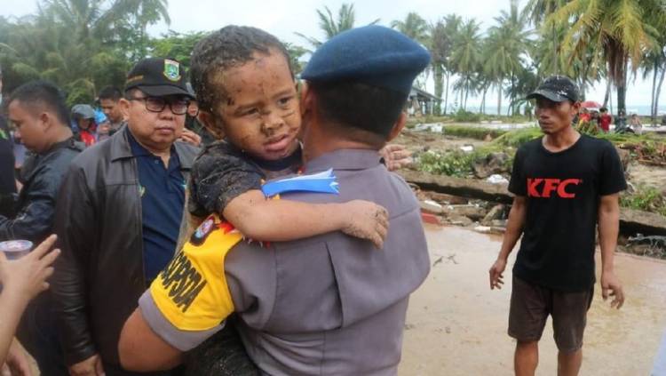 Bocah 5 Tahun Selamat dari Reruntuhan akibat Tsunami di Carita