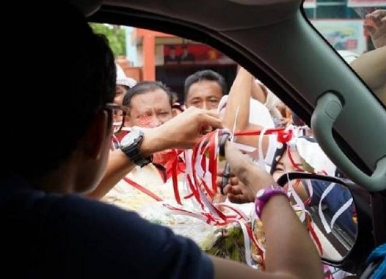 Ada-ada Saja! Sandiaga “Dipaksa” Resmikan Posko Pemenangan Dari Dalam Mobil
