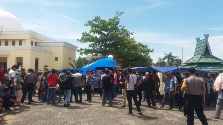 Memanas!!! Warga 12 Desa Sarolangun Blokir Kantor Bupati
