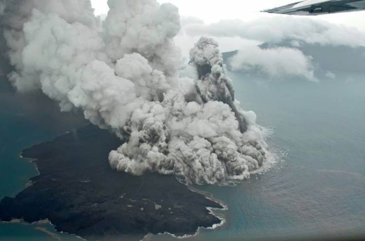 Warga Dilarang Beraktivitas Dalam Radius 5 Km dari Anak Krakatau