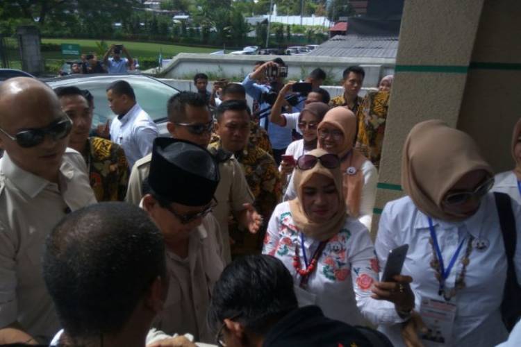 Mau Sholat Jumat, Massa Riuh Sambut Prabowo di Masjid Alfatah