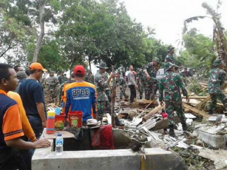 Ribuan Satgas Gabungan Bersihkan Sisa-Sisa Puing Bangunan