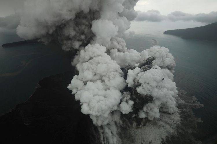 MENGERIKAN! Volume Gunung Anak Krakatau Susut 180 Juta Meter Kubik