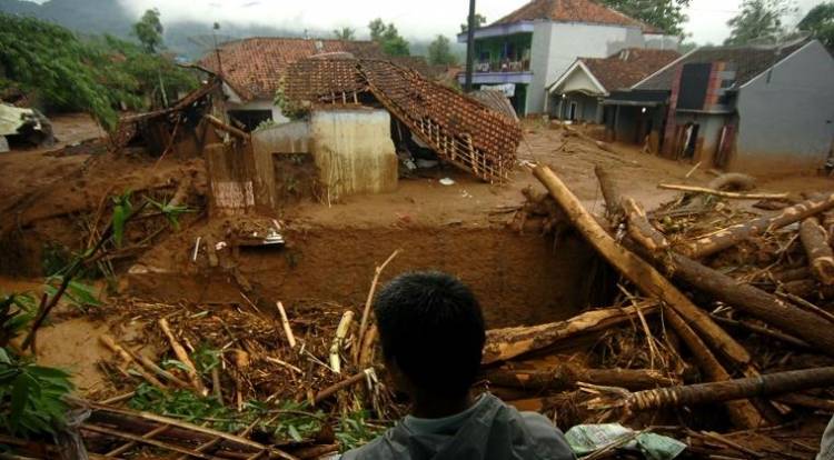 MENGERIKAN! Puluhan Rumah Tertimbun Longsor di Sukabumi