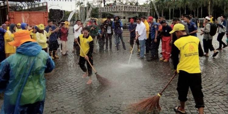 Gubernur Anies Ikut Bersihkan Kawasan Monas dari Bekas Sampah Perayaan Tahun Baru