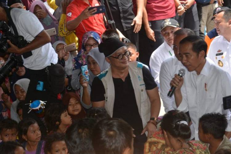 Keceriaan Presiden Bermain Bersama Anak-Anak Korban Tsunami