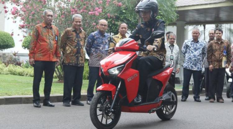 Menristekdikti: Januari Ini Motor Listrik Segera Diproduksi Massal