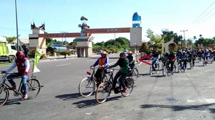 Tempuh 20 KM, Pawai Komunitas Sepeda Ontel Ikuti HUT Pasbar