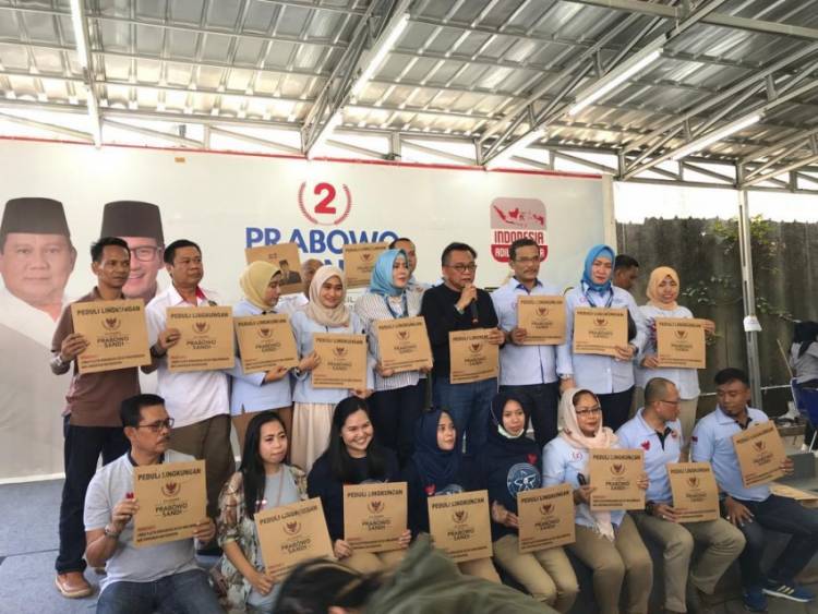 Bagikan Tas Kertas, Prabowo-Sandi Peduli Lingkungan 