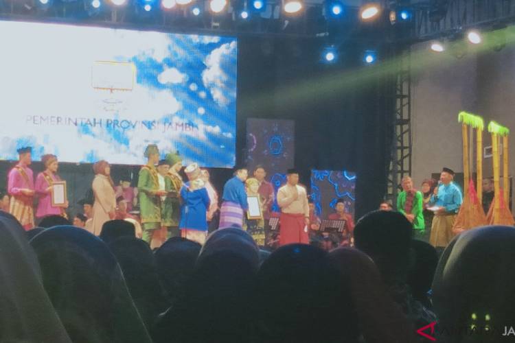 Maestro Krinok Bungo Terima Penghargaan Seni Jambi