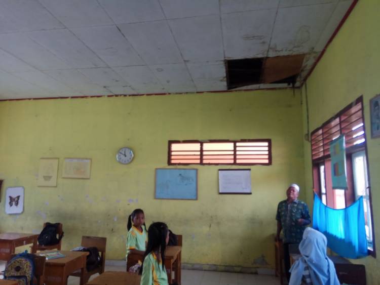 Lapor Pak Bupati! Atap SD di Batanghari Ini Bocor-bocor Siswa Nampung Air