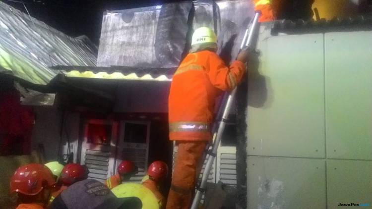 Rumah Tiba-Tiba Roboh, Satu Keluarga di Taman Sari Terjebak