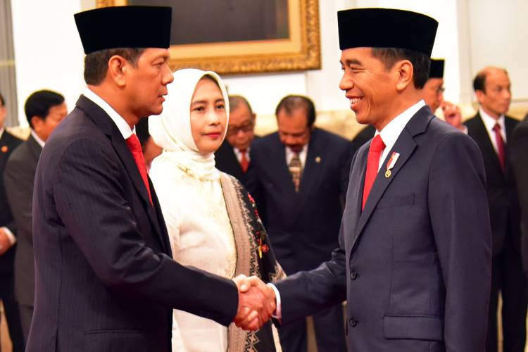 Jokowi Lantik Letjen Doni Monardo Kepala BNPB