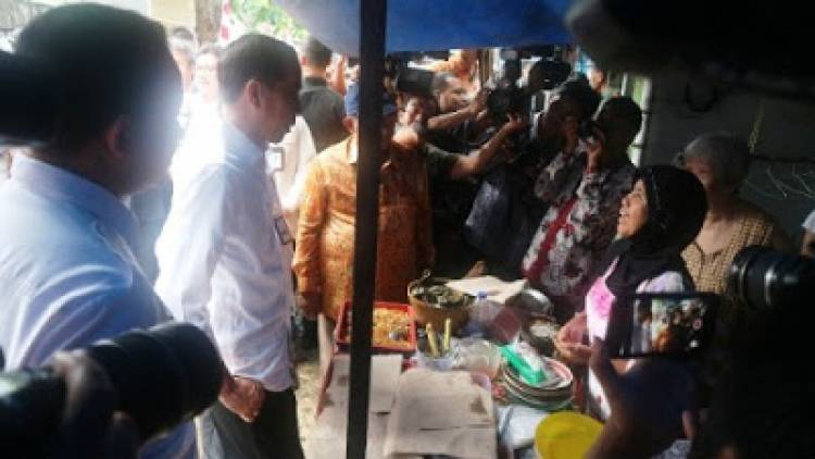 Jokowi Curhat Lagi ke Pedagang Nasi Uduk