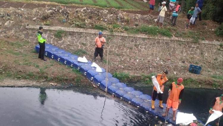 Biadab! Mayat Bayi Diduga Dibuang di Kali Kosambi Jakarta Barat