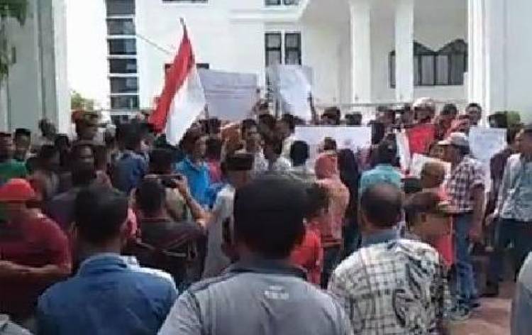 Ini Tuntutan Ratusan Warga Rambah di Kejari Muara Bungo…