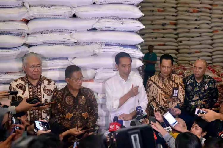 Tinjau Stok Beras Bulog, Jokowi: Kemarin Saya Cek Turun Rp50 Perkilo