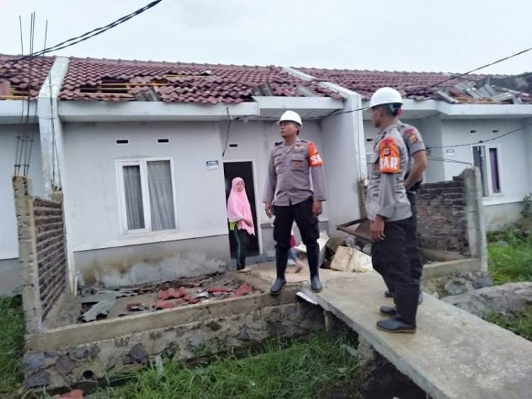 150 Rumah di Bandung Dihantam Puting Beliung
