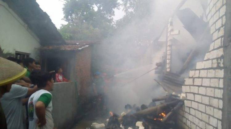 Akibat Rokok, Gudang Kertas di Kudus Terbakar