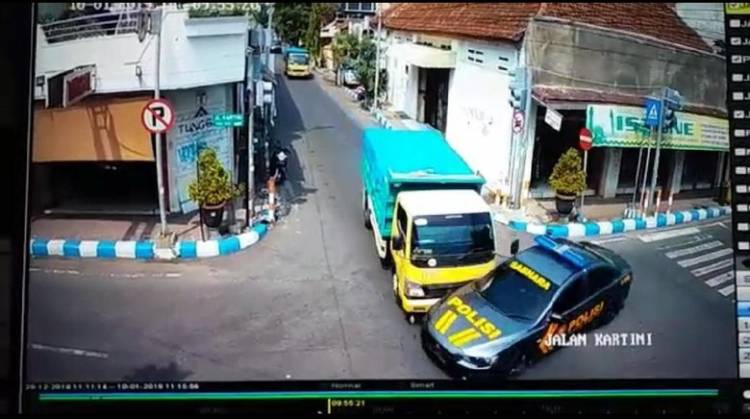 Mobil Polisi Ditabrak Truk, APN Salahkan Polisi