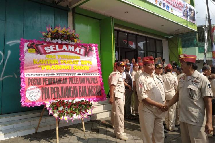 Posko BPN di Solo, Sandi: Sambut Baik PDIP Kirim Karangan Bunga Selamat