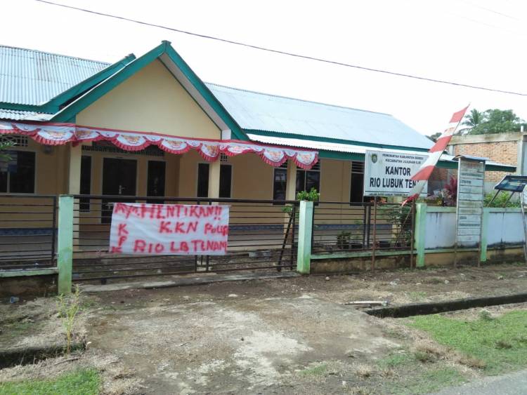 Heboh!! Spanduk Hentikan KKN, Polisikan Rio Lubuk Tenam Terpasang Disini