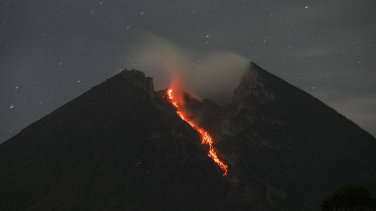 Gunung Merapi Luncurkan Guguran Lava Pijar Lagi Pada Selasa