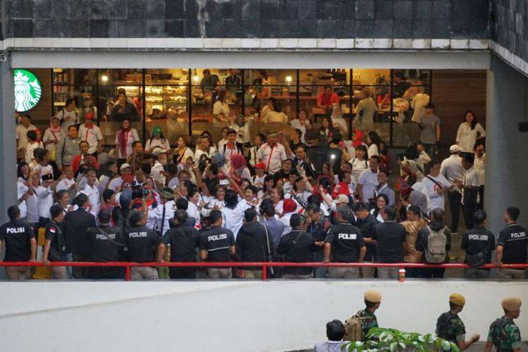 Dua Pendukung Pasangan Capres-Cawapres Berbalas Yel-Yel