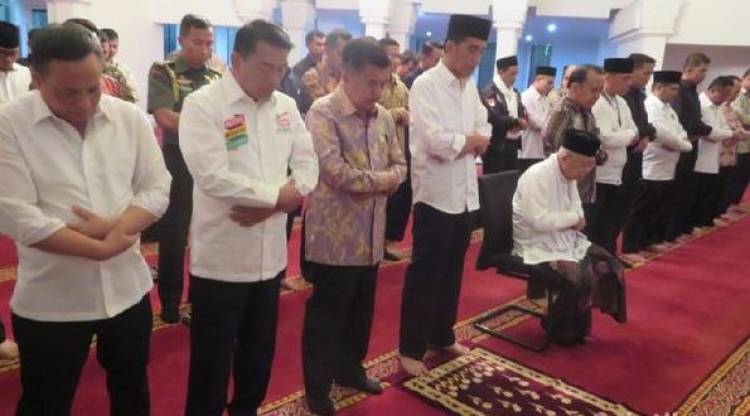 Jokowi-Ma'ruf Shalat Maghrib Berjamaah Sebelum Debat I