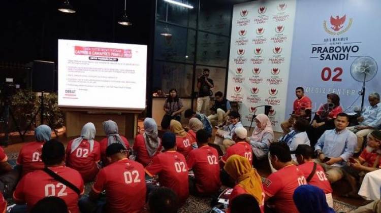 Relawan Prabowo-Sandiaga Gunakan Baju Merah Nobar Debat