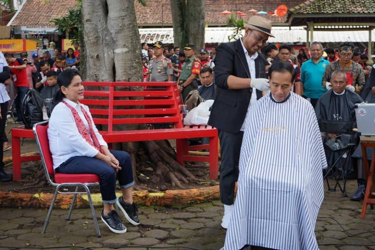 Iriana Dampingi Jokowi Potong Rambut di Tukang Cukur Asli Garut