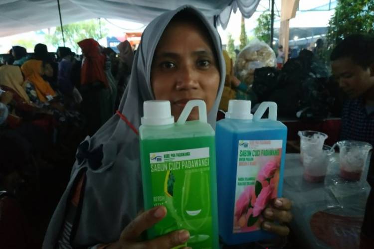 Jokowi Borong Sabun Cuci Buatan Peserta PKH