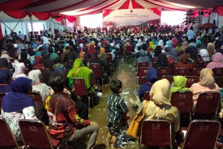 Bersusah Keliling, Ibu Dedeh Gembira Bersalaman Jokowi