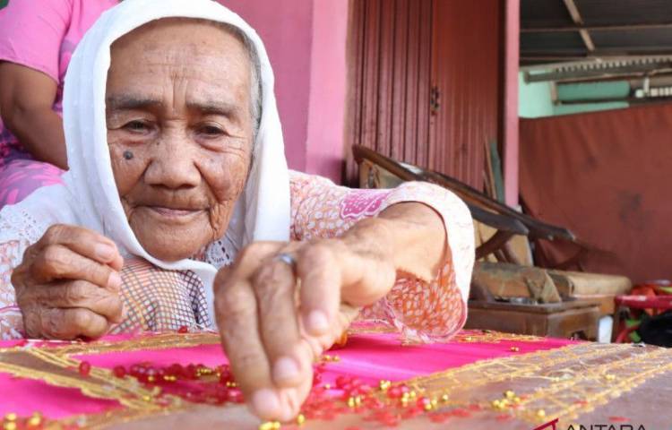 Usia Boleh Tua Nenek Nuraya Aktif Menyulam Pakaian Pengantin Minang