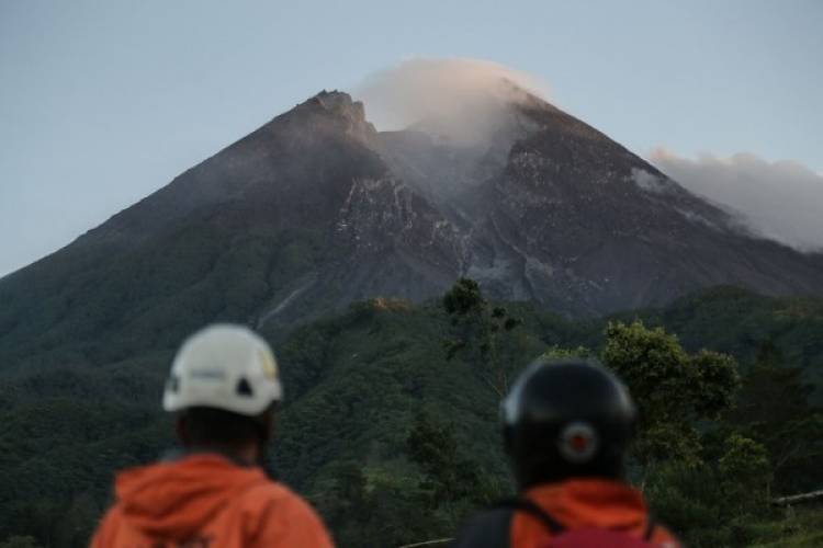 Gunung Merapi Mengeluarkan 10 Kali Guguran Lava