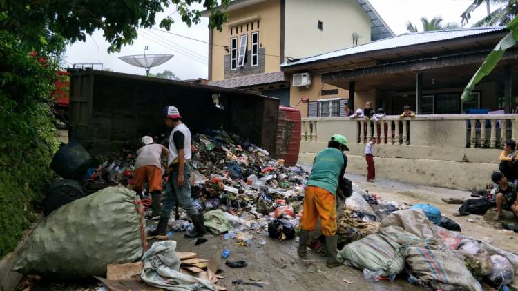 Truk Sampah LH Merangin Terbalik Petugas Jatuh Tunggang Langgang 