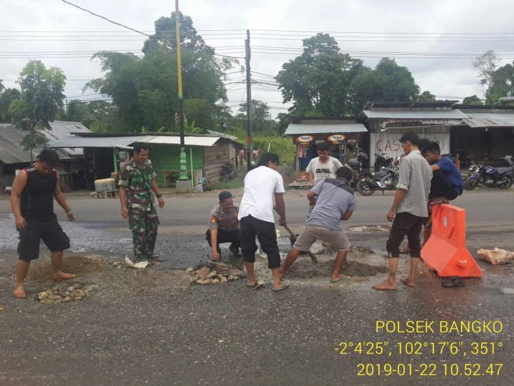 Begini Aksi Simpatik Pak Polisi Tambal Jalan Lintas Sumatera