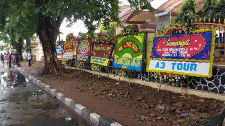 Begini Penyambutan Bebasnya Ahok, Karangan Bunga Puitis Pun Ada