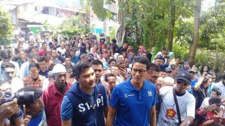 Sandiaga Kunjungi Temui Korban Banjir Makassar