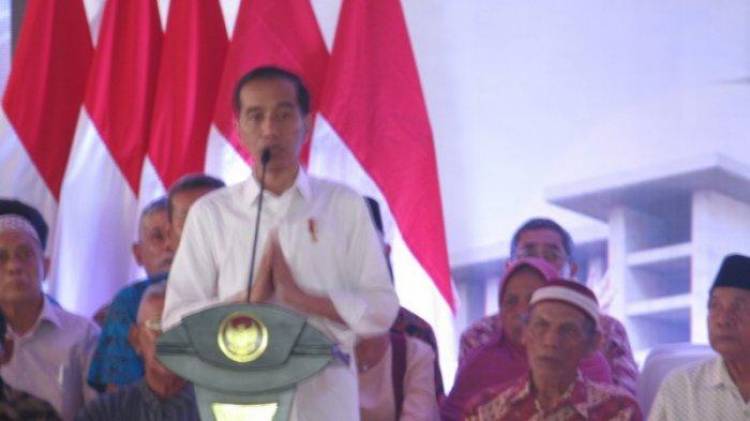 Saat Bagi Sertifikat, Jokowi: Mari Kita Berpolitik Santun dan Beretika