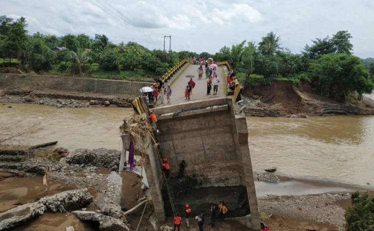 Jembatan Putus, Warga Nekat Menyeberang Gunakan Tangga Bambu 